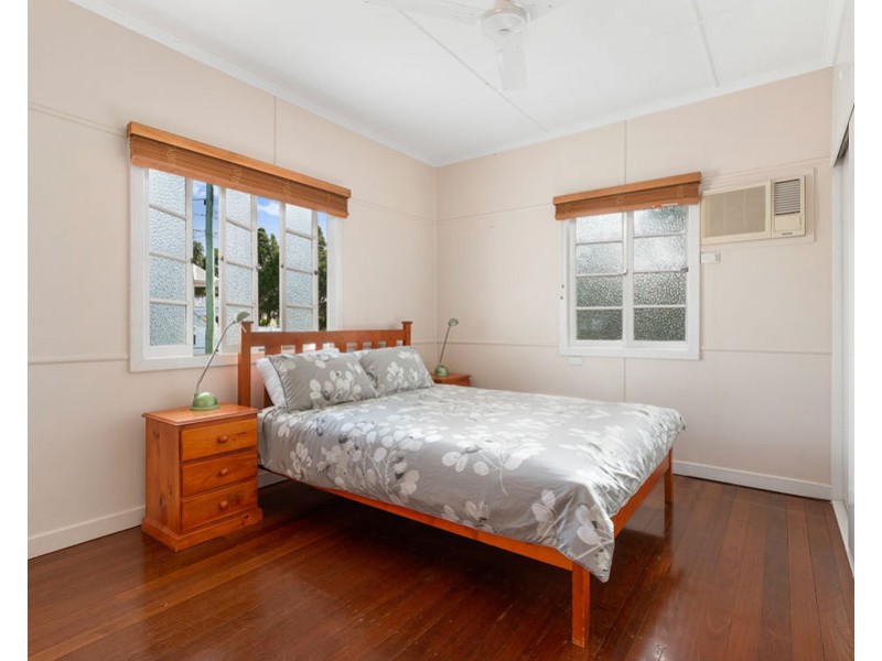 6 Peasant St, Holland Park West QLD 4121