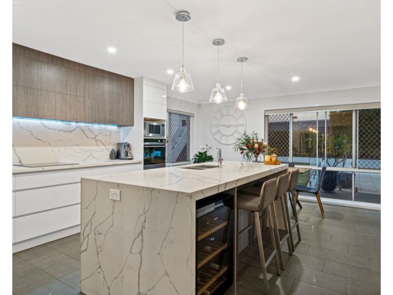 9 Pinehurst Place, Carindale QLD 4152