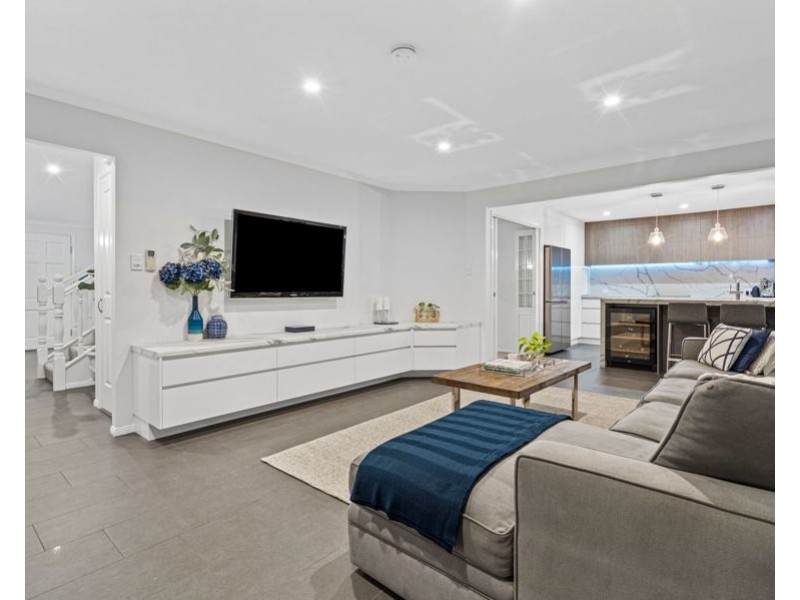 9 Pinehurst Place, Carindale QLD 4152