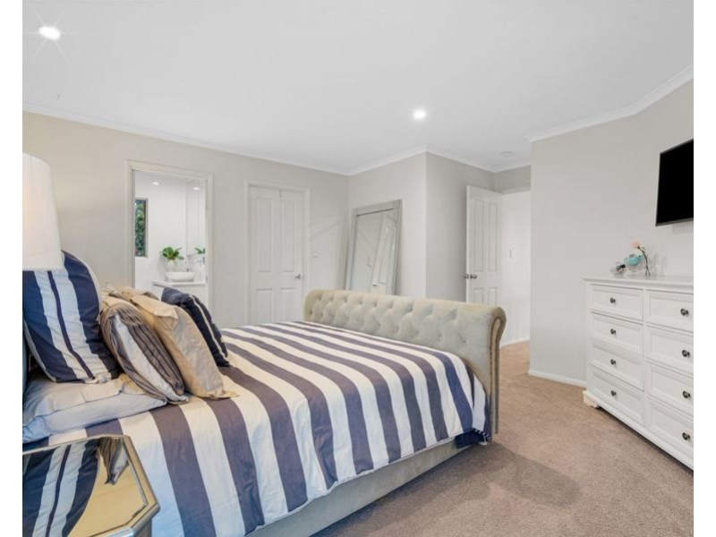 9 Pinehurst Place, Carindale QLD 4152