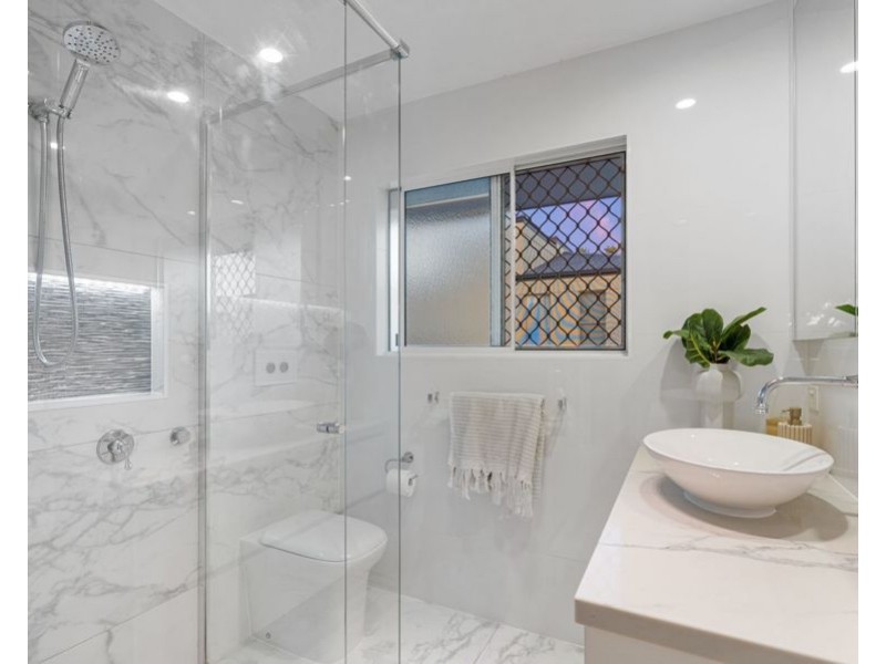 9 Pinehurst Place, Carindale QLD 4152