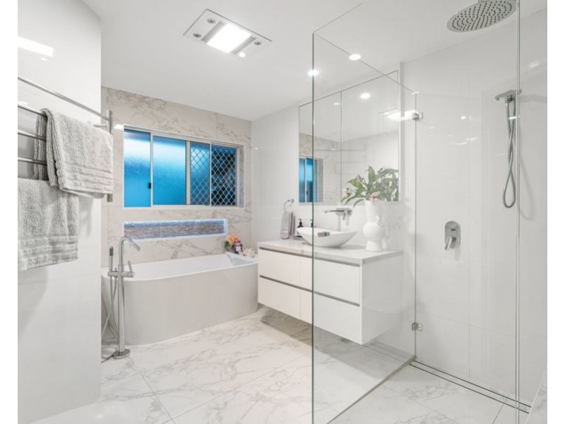 9 Pinehurst Place, Carindale QLD 4152