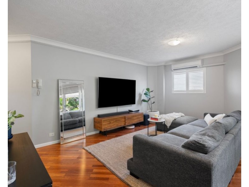 8/16 Miles Street, Hawthorne QLD 4171