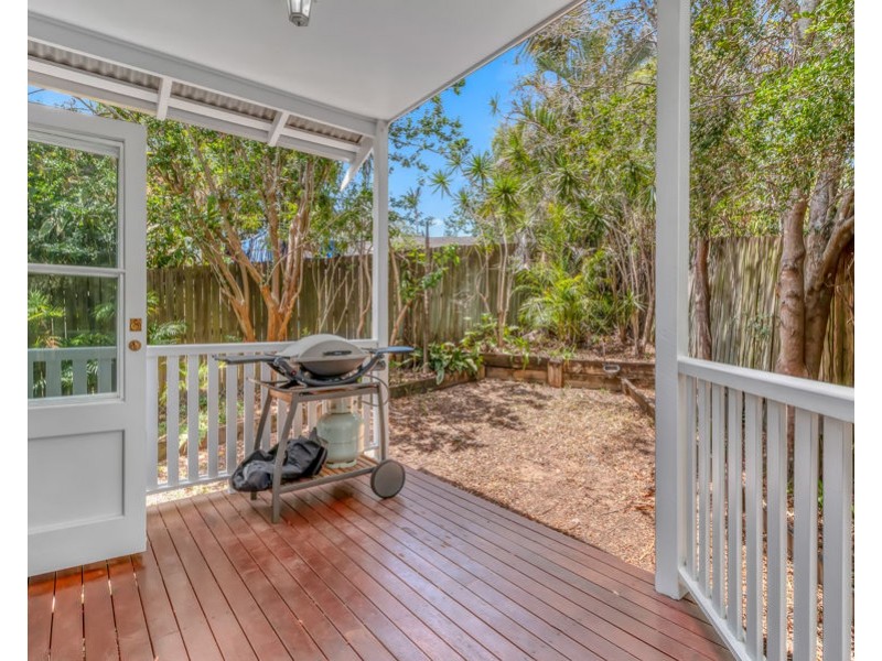 48 Waratah Ave, Holland Park West QLD 4121