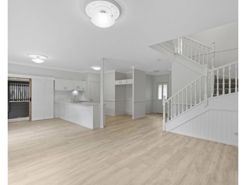 2/8 Poet St, Holland Park West QLD 4121