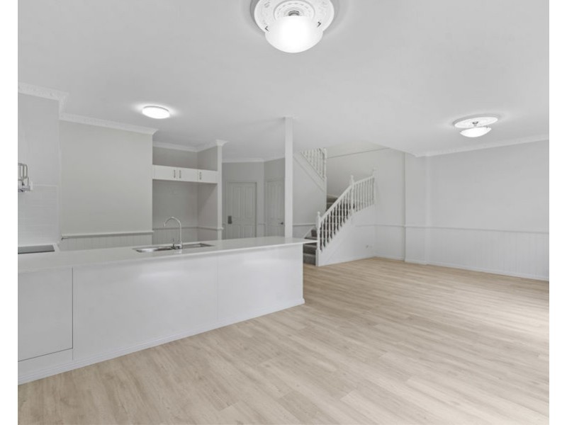 2/8 Poet St, Holland Park West QLD 4121