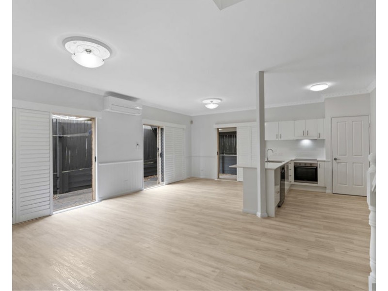 2/8 Poet St, Holland Park West QLD 4121