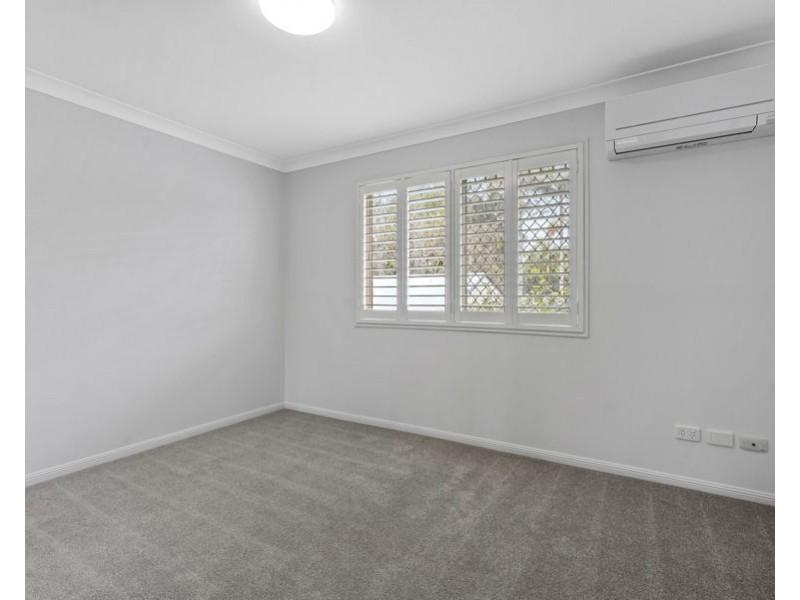 2/8 Poet St, Holland Park West QLD 4121