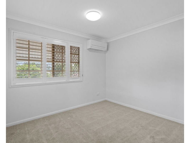 2/8 Poet St, Holland Park West QLD 4121