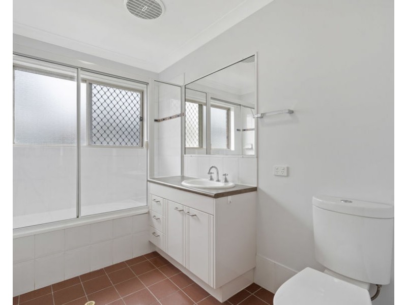 2/8 Poet St, Holland Park West QLD 4121