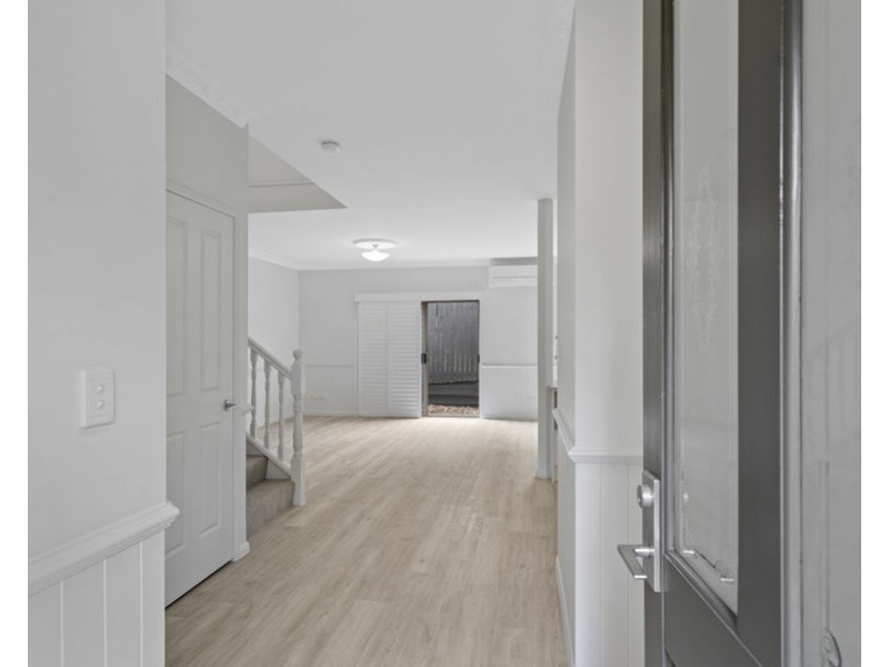 2/8 Poet St, Holland Park West QLD 4121