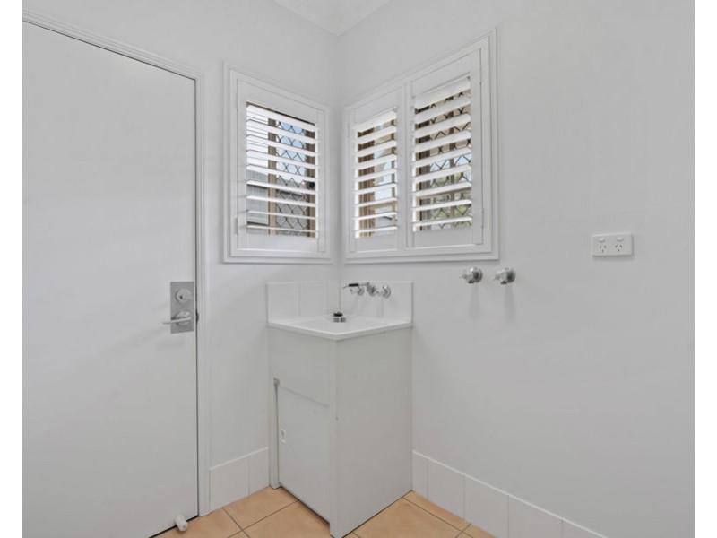 2/8 Poet St, Holland Park West QLD 4121