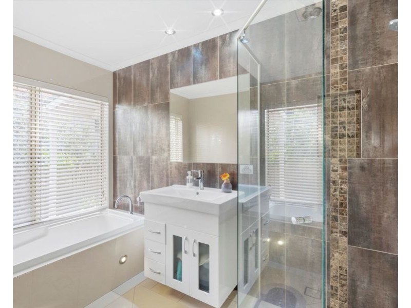 43 Oakley Street, Carindale QLD 4152