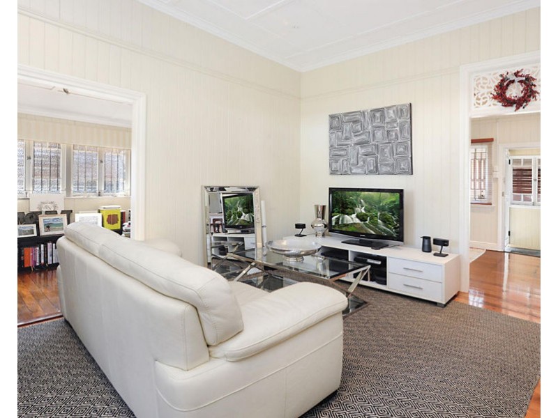 2 Peasant St, Holland Park West QLD 4121