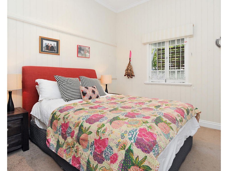 2 Peasant St, Holland Park West QLD 4121