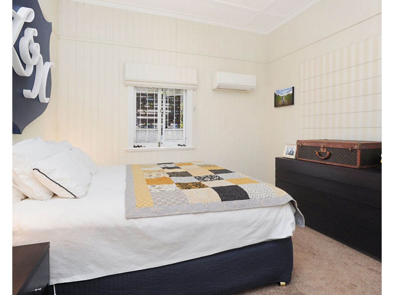 2 Peasant St, Holland Park West QLD 4121