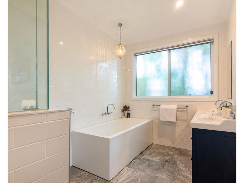 11 Torquay Road, Redland Bay QLD 4165