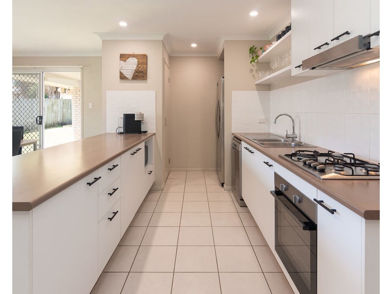 35 Bankswood Drive, Redland Bay QLD 4165