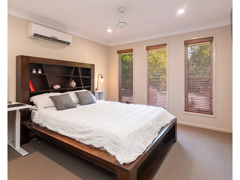 35 Bankswood Drive, Redland Bay QLD 4165