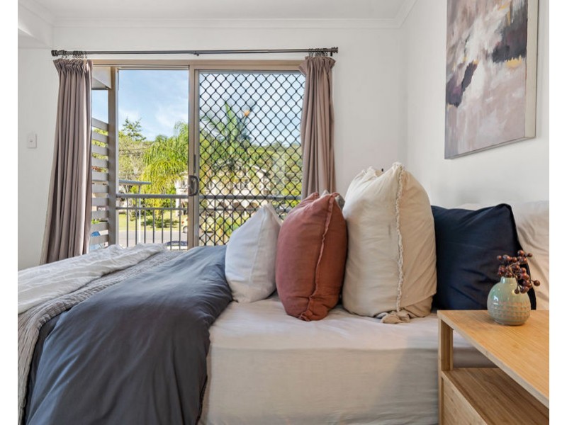 2 / 24 Robinson Street, Coorparoo QLD 4151