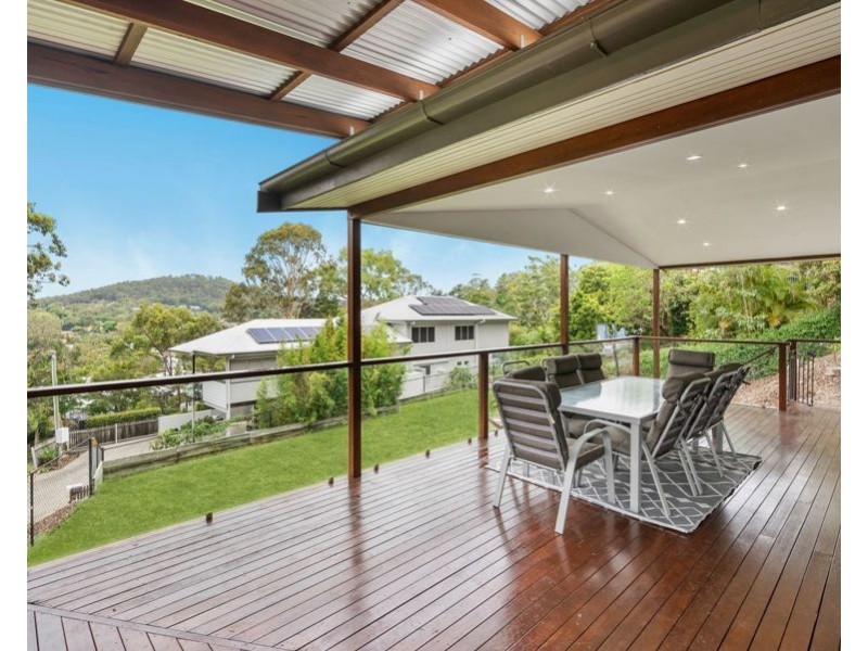 43 Castle Hill St, Holland Park West QLD 4121