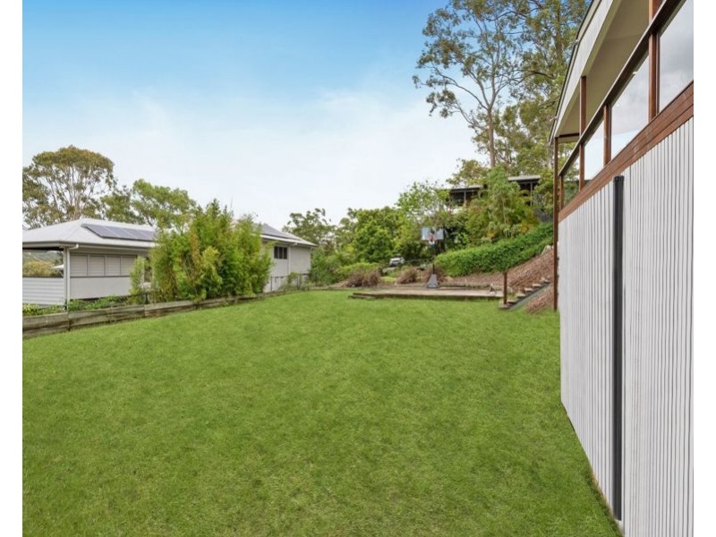 43 Castle Hill St, Holland Park West QLD 4121