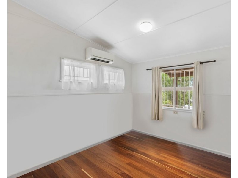 43 Castle Hill St, Holland Park West QLD 4121