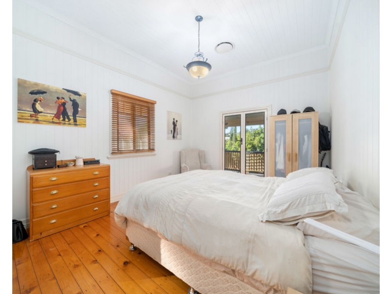 16 Peasant St, Holland Park West QLD 4121