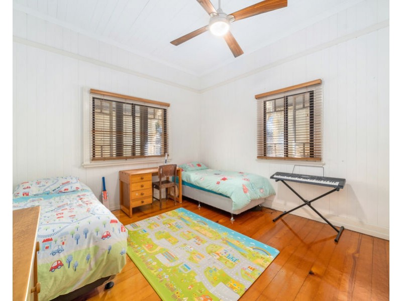 16 Peasant St, Holland Park West QLD 4121