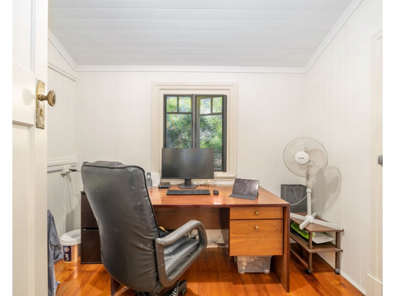 16 Peasant St, Holland Park West QLD 4121