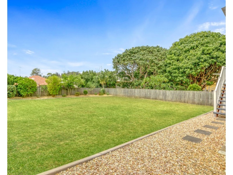 20 Iris St, Holland Park West QLD 4121