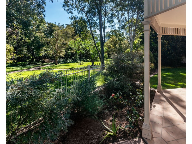 13 Barnstos Place, Carindale QLD 4152