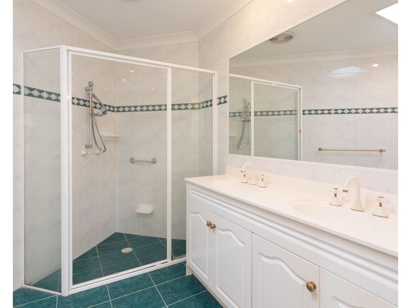 13 Barnstos Place, Carindale QLD 4152