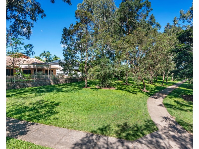13 Barnstos Place, Carindale QLD 4152