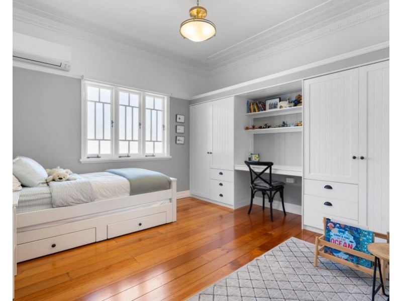 59 Holland Rd, Holland Park QLD 4121