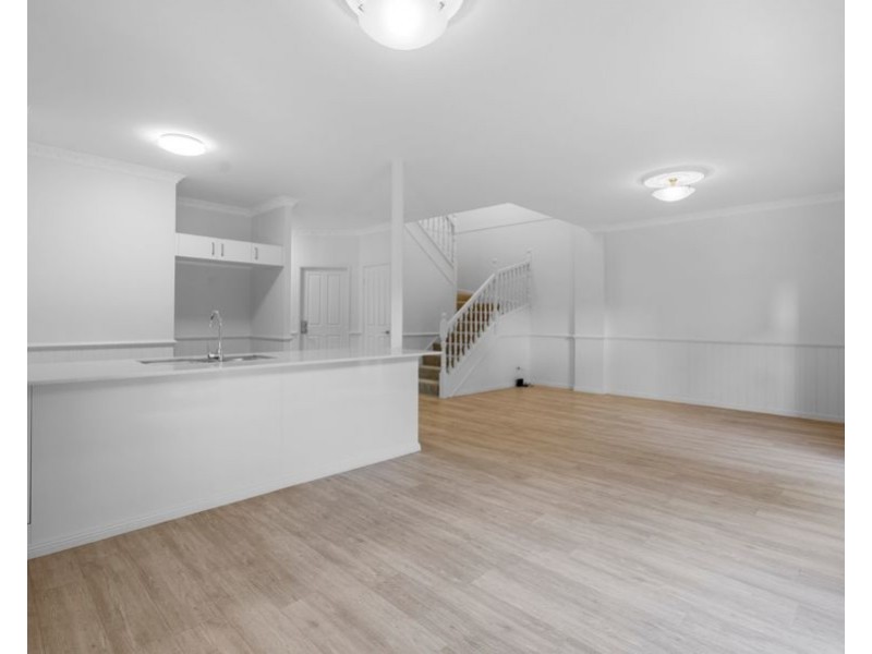 2/8 Poet St, Holland Park West QLD 4121
