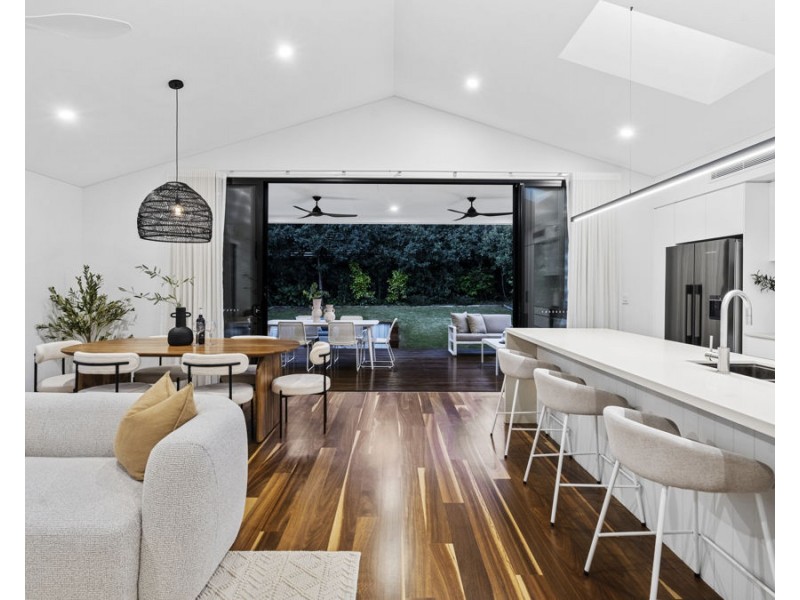 10 West Street, Coorparoo QLD 4151