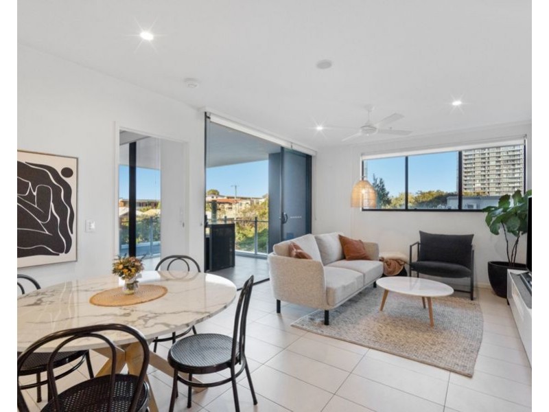 2025/123 Cavendish Rd, Coorparoo QLD 4151