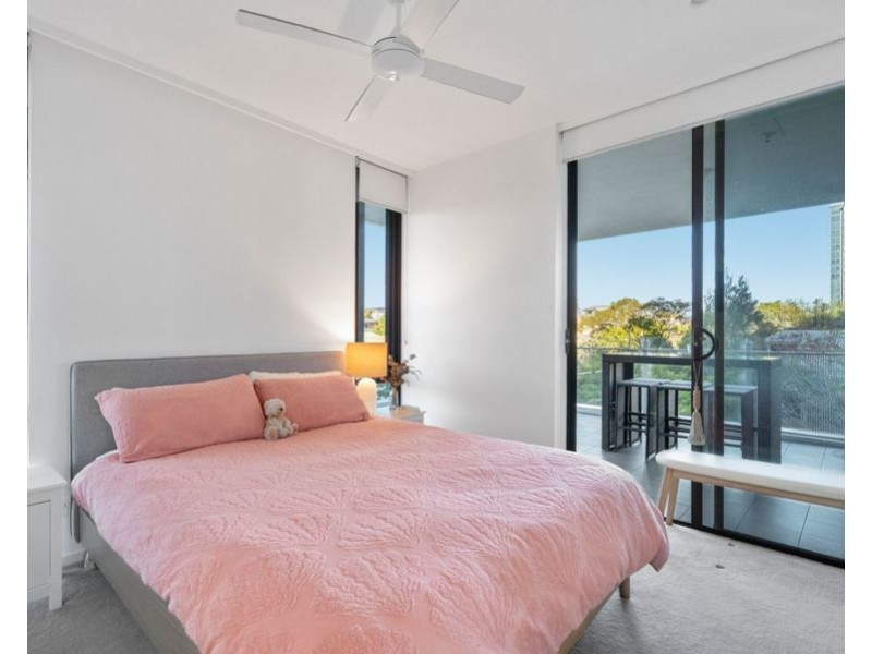 2025/123 Cavendish Rd, Coorparoo QLD 4151