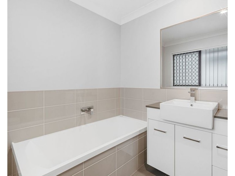 352 Nursery Rd, Holland Park QLD 4121