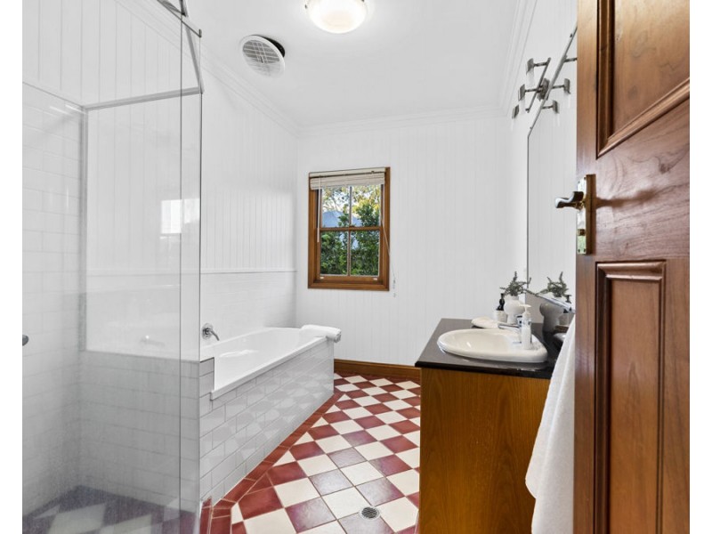 6 Regal Street, Coorparoo QLD 4151