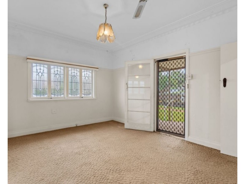 126 Stanley Rd (Cnr Ashmole St), Camp Hill QLD 4152