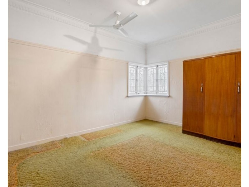 126 Stanley Rd (Cnr Ashmole St), Camp Hill QLD 4152