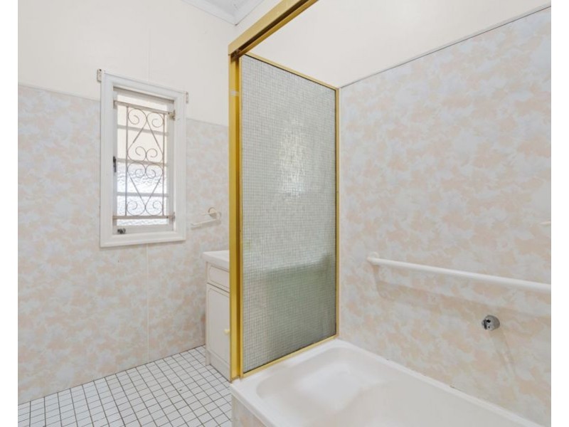 126 Stanley Rd (Cnr Ashmole St), Camp Hill QLD 4152