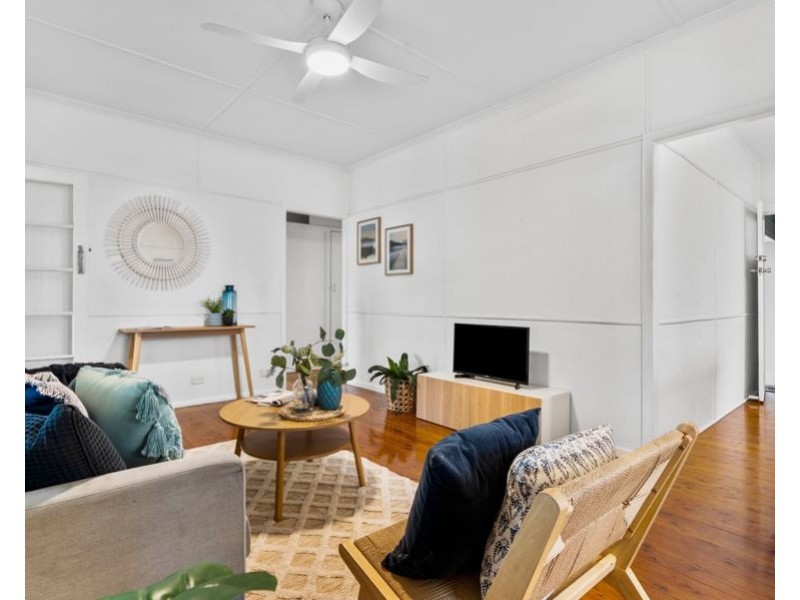 98 Nursery Rd, Holland Park West QLD 4121