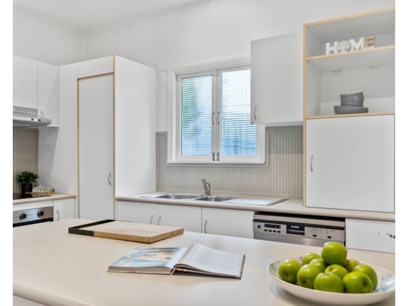 98 Nursery Rd, Holland Park West QLD 4121