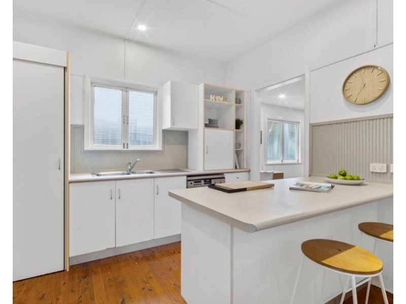 98 Nursery Rd, Holland Park West QLD 4121