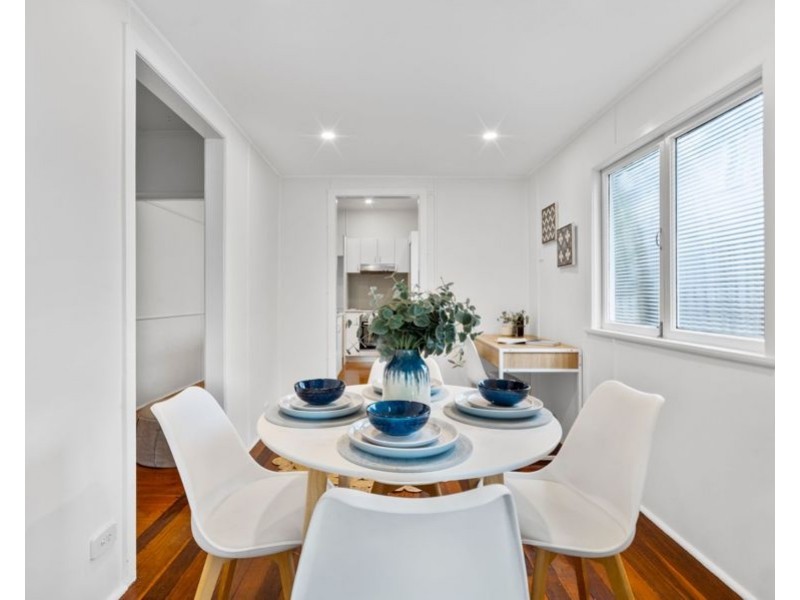 98 Nursery Rd, Holland Park West QLD 4121