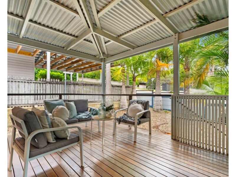 98 Nursery Rd, Holland Park West QLD 4121