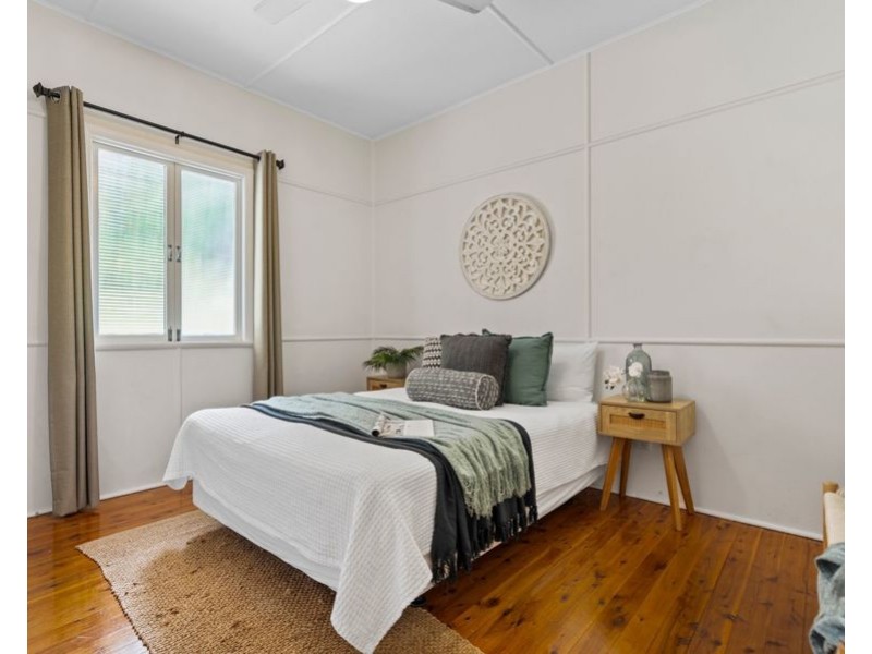 98 Nursery Rd, Holland Park West QLD 4121